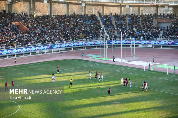 حضور بانوان در ورزشگاه امام رضا(ع)