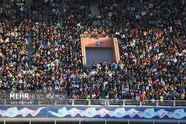 حضور بانوان در ورزشگاه امام رضا(ع)