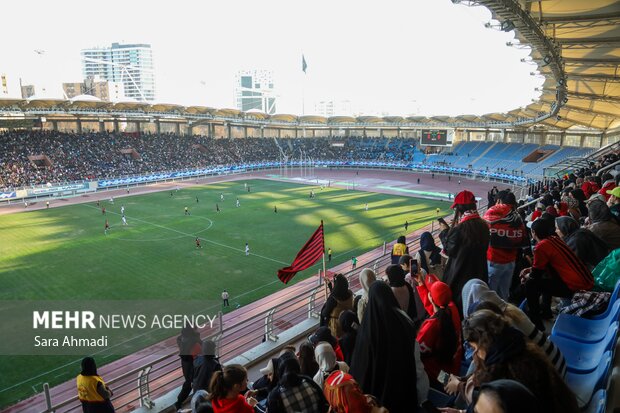 حضور بانوان در ورزشگاه امام رضا(ع)