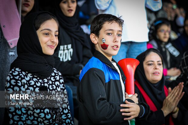 حضور بانوان در ورزشگاه امام رضا(ع)