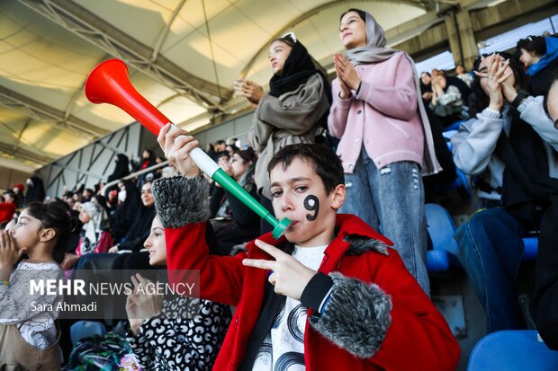حضور بانوان در ورزشگاه امام رضا(ع)