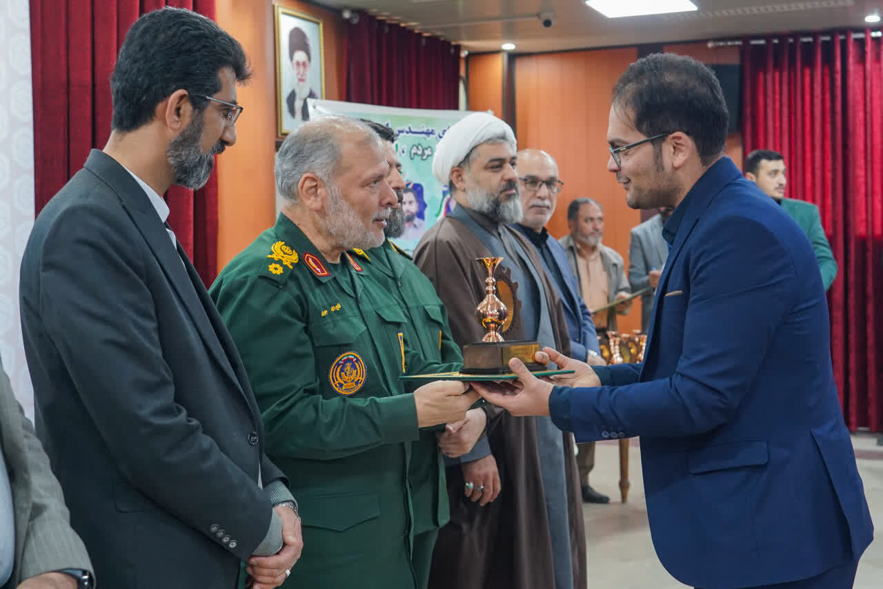 تجلیل از تولیدکنندگان و فعالان اقتصادی قم در همایش بزرگداشت روز بسیج تجلیل از تولیدکنندگان و فعالان اقتصادی قم در همایش بزرگداشت روز بسیج