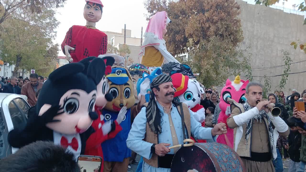 کارناوال شاد هنرمندان در بیجار آغازگر سی‌وششمین جشنواره تئاتر کردستان