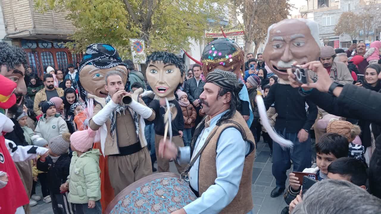 کارناوال شاد هنرمندان در بیجار آغازگر سی‌وششمین جشنواره تئاتر کردستان