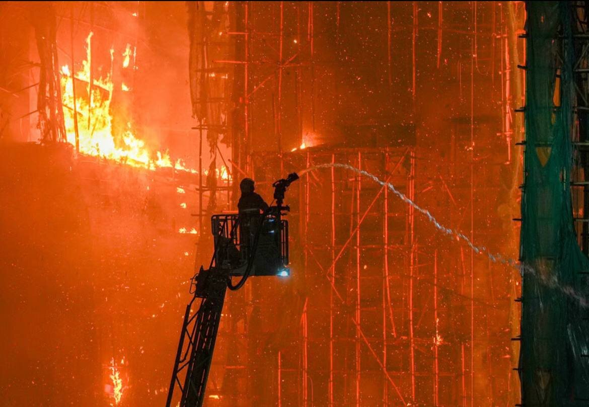 آتشسوزی مهیب در هنگ کنگ با ۱۴ کشته و چندین زخمی+ تصاویر