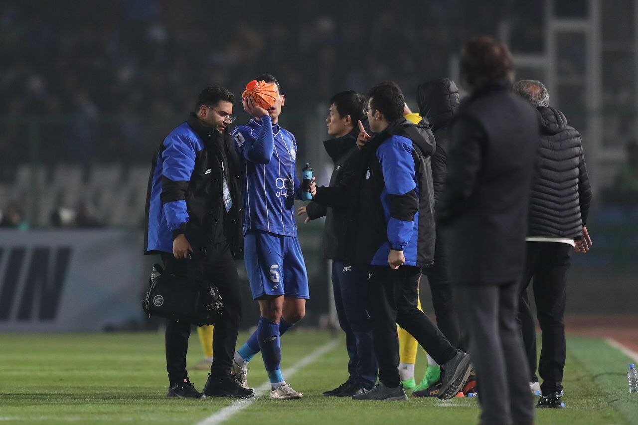 ناراحتی هواداران استقلال از بازیکنان/ بطری آب سهم آبی‌ها شد