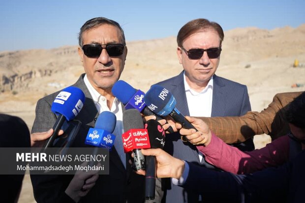 معاون رئیس‌جمهور: با وجود همه فشارها ایران را می‌سازیم