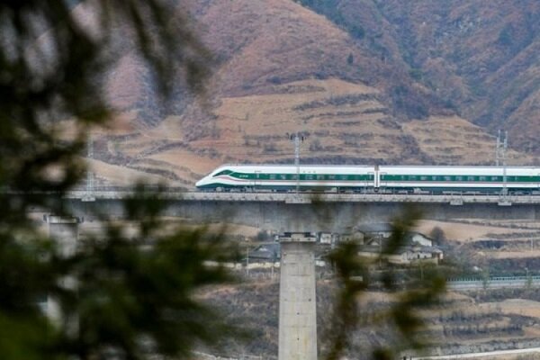 Çin'de tren işçilere çarptı: 11 kişi yaşamını yitirdi
