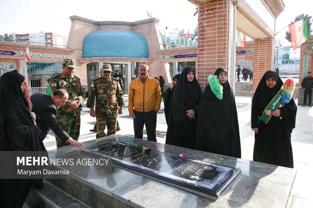 گلباران مزارشهدا به مناسبت هفته بسیج در بجنورد