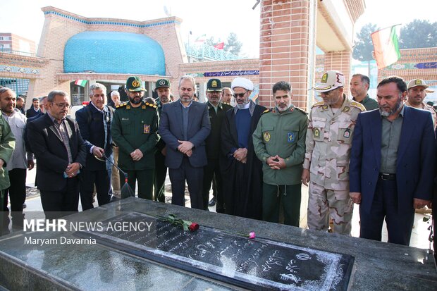 گلباران مزارشهدا به مناسبت هفته بسیج در بجنورد