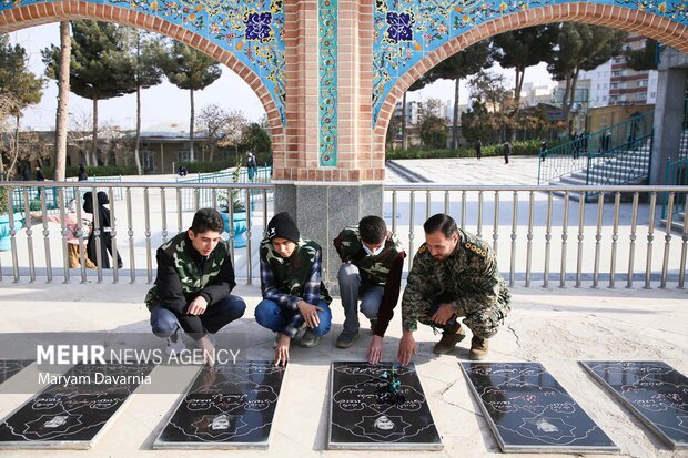 گلباران مزارشهدا به مناسبت هفته بسیج در بجنورد