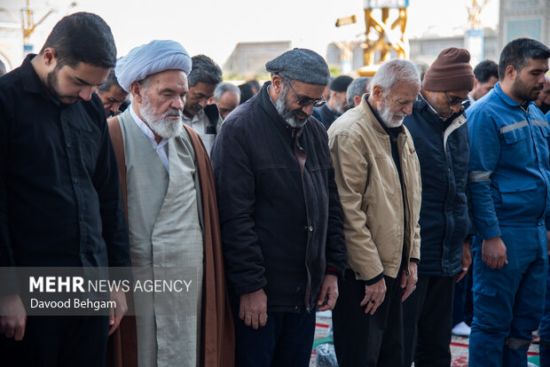اقامه نماز طلب باران در حرم مطهر امام رضا (ع)