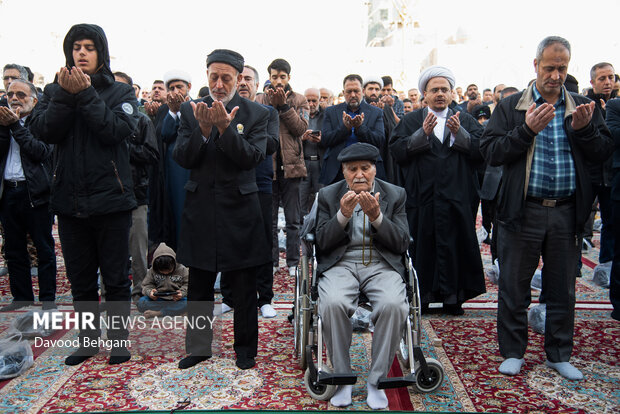 اقامه نماز طلب باران در حرم مطهر امام رضا (ع)