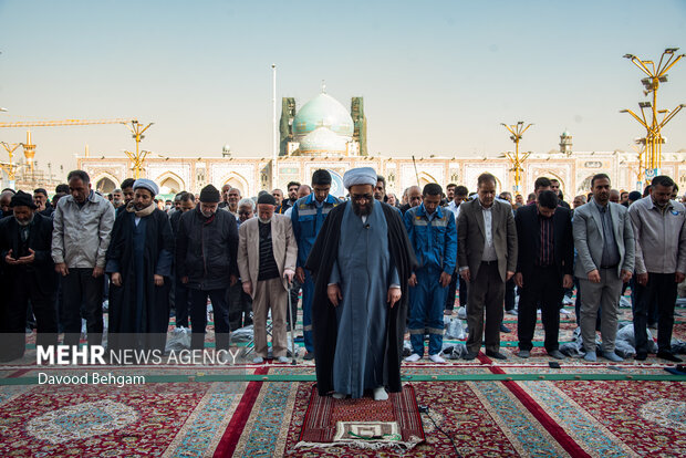 اقامه نماز طلب باران در حرم مطهر امام رضا (ع)
