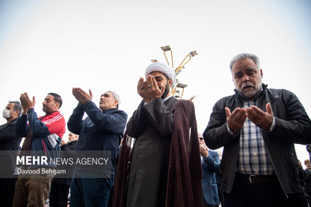اقامه نماز طلب باران در حرم مطهر امام رضا (ع)