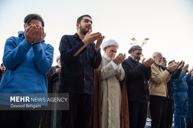 اقامه نماز طلب باران در حرم مطهر امام رضا (ع)