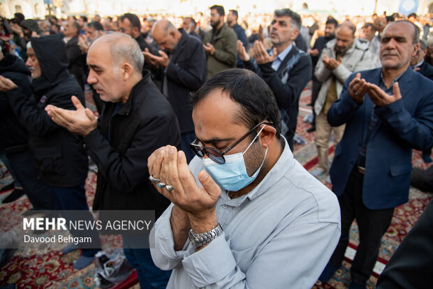 اقامه نماز طلب باران در حرم مطهر امام رضا (ع)