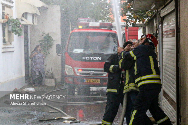آتش‌سوزی ساختمان مسکونی در محله لب آب رشت