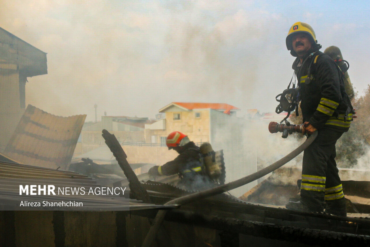آتشسوزی ساختمان مسکونی در محله لب آب رشت آتشسوزی ساختمان مسکونی در محله لب آب رشت
