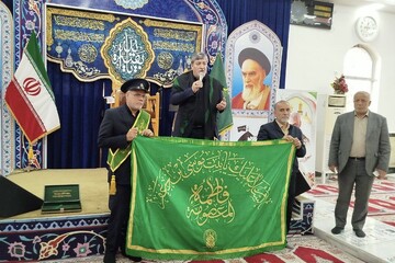 پرچم‌گردانی خادمین حرم حضرت معصومه(س) در گلزار شهدای آستانه