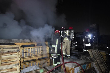 باخدا: حادثه آتش‌سوزی در انبار کاشی و سرامیک مشهد یک مصدوم بر جا گذاشت