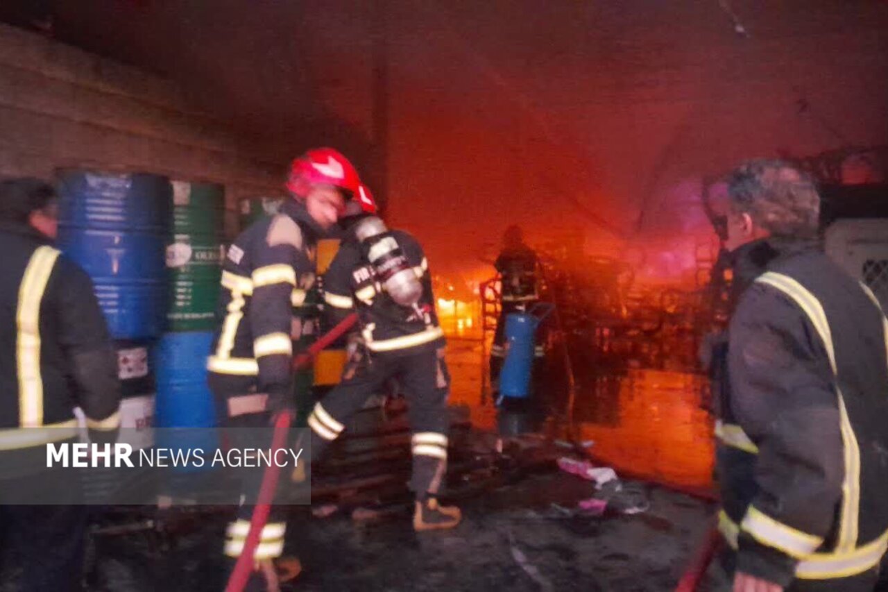 آتش‌نشانی: سوله ۱۶۰۰ متری تولید مبلمان طعمه حریق شد