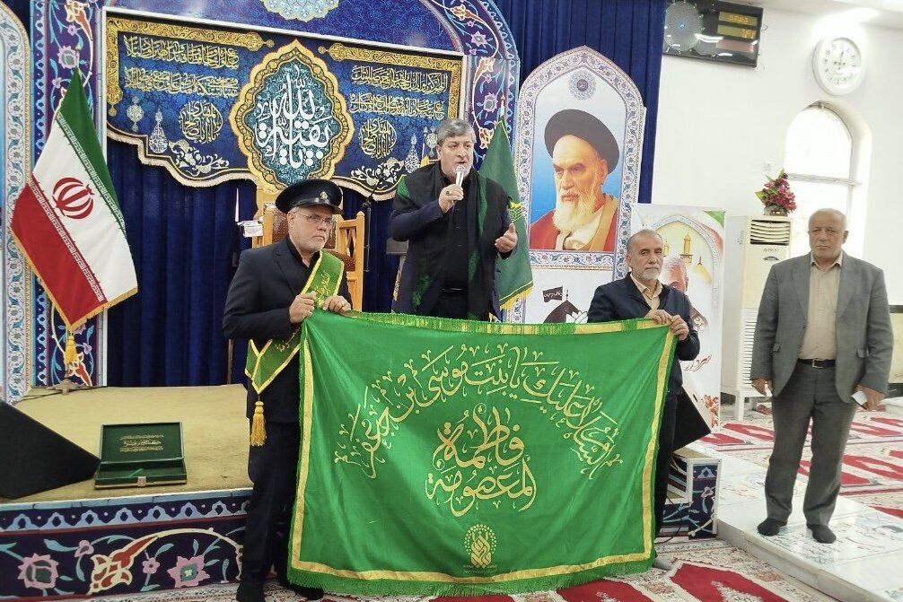 پرچم‌گردانی خادمین حرم حضرت معصومه(س) در گلزار شهدای آستانه