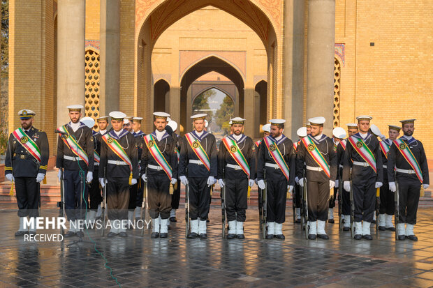 ادای احترام فرماندهان نیروی دریایی ارتش به مقام شامخ شهدا در بهشت زهرا (س)