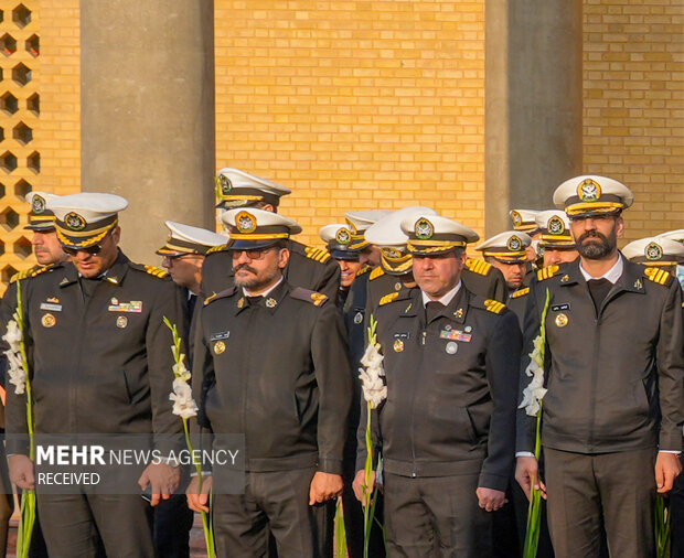 ادای احترام فرماندهان نیروی دریایی ارتش به مقام شامخ شهدا در بهشت زهرا (س)