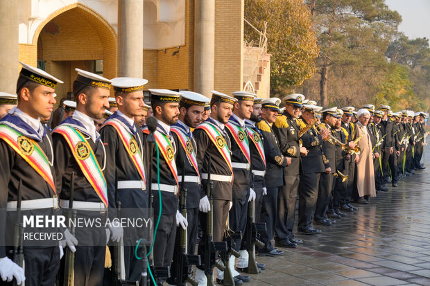 ادای احترام فرماندهان نیروی دریایی ارتش به مقام شامخ شهدا در بهشت زهرا (س)