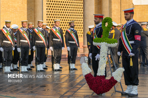 ادای احترام فرماندهان نیروی دریایی ارتش به مقام شامخ شهدا در بهشت زهرا (س)