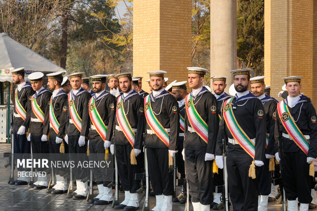ادای احترام فرماندهان نیروی دریایی ارتش به مقام شامخ شهدا در بهشت زهرا (س)