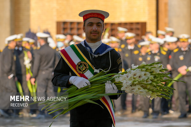 ادای احترام فرماندهان نیروی دریایی ارتش به مقام شامخ شهدا در بهشت زهرا (س)