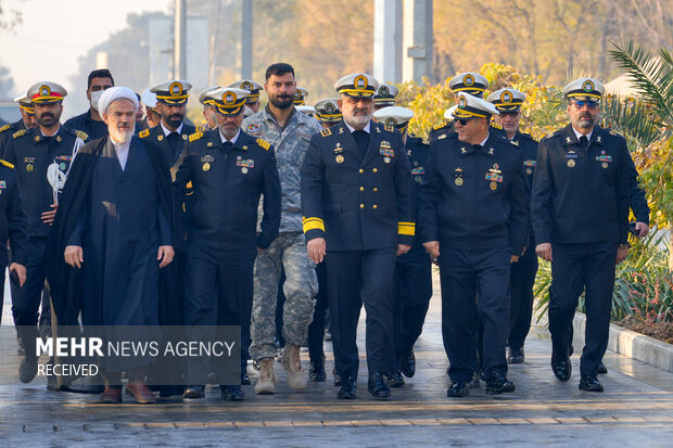 ادای احترام فرماندهان نیروی دریایی ارتش به مقام شامخ شهدا در بهشت زهرا (س)