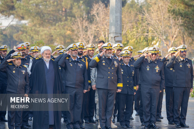 ادای احترام فرماندهان نیروی دریایی ارتش به مقام شامخ شهدا در بهشت زهرا (س)