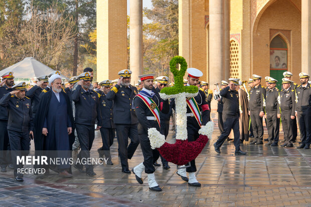 ادای احترام فرماندهان نیروی دریایی ارتش به مقام شامخ شهدا در بهشت زهرا (س)