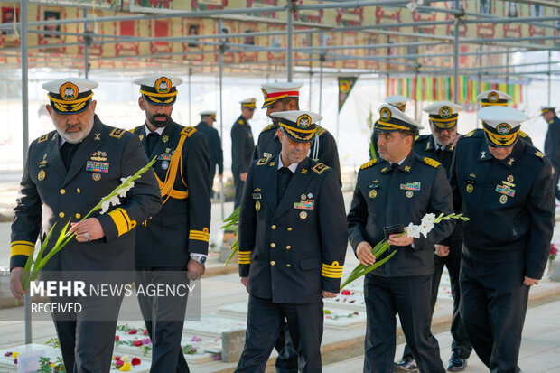 ادای احترام فرماندهان نیروی دریایی ارتش به مقام شامخ شهدا در بهشت زهرا (س)