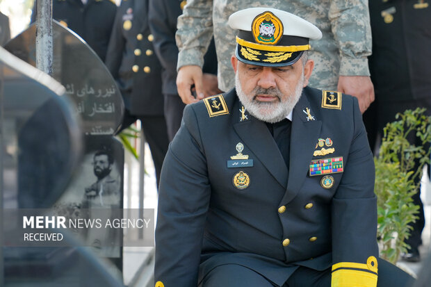 ادای احترام فرماندهان نیروی دریایی ارتش به مقام شامخ شهدا در بهشت زهرا (س)