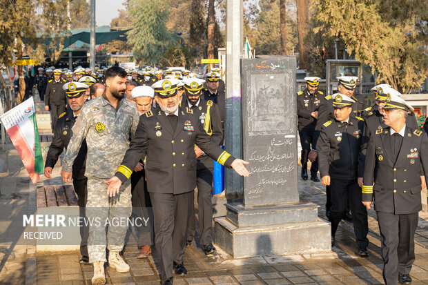 ادای احترام فرماندهان نیروی دریایی ارتش به مقام شامخ شهدا در بهشت زهرا (س)