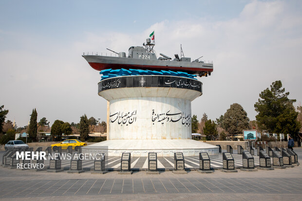 ادای احترام فرماندهان نیروی دریایی ارتش به مقام شامخ شهدا در بهشت زهرا (س)