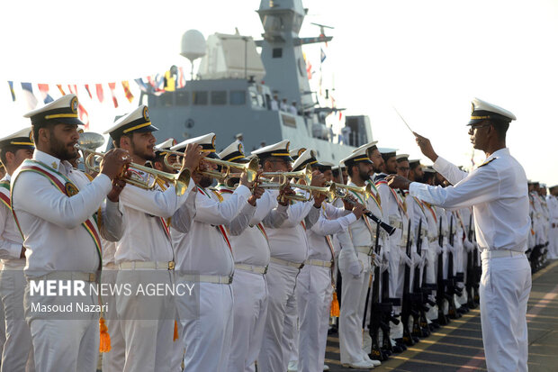 الحاق پایگاه شناوری «کردستان»  و ناوشکن «سهند» به نیروی دریایی ارتش