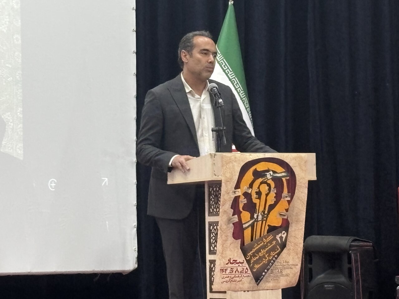 کاظمی: در هجوم فضای مجازی، تنها تئاتر است که جامعه را نجات می‌دهد