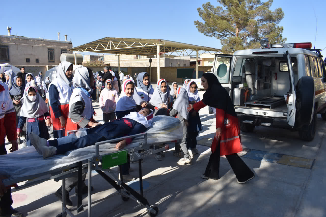 مانور سراسری زلزله و ایمنی در مدارس نائین