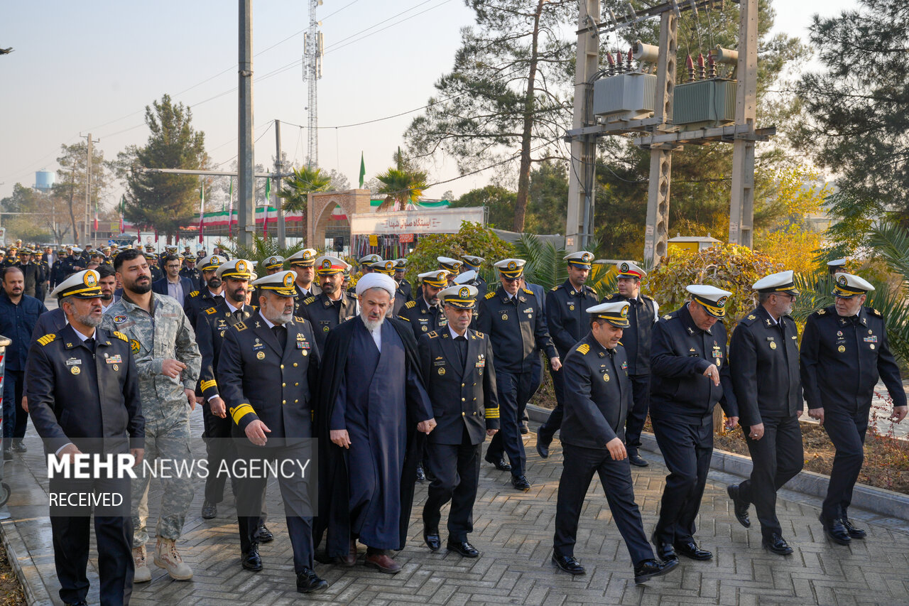 تقرير مصور...قادة القوات البحرية يزورون شهداء جنة ​​الزهراء في طهران