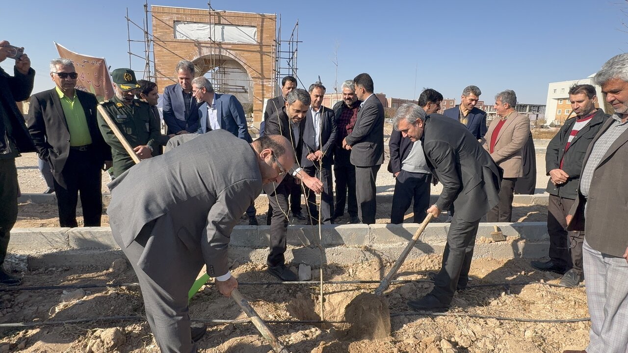 کاشت نهال در حاشیه جشنواره تئاتر بسیج خراسان رضوی