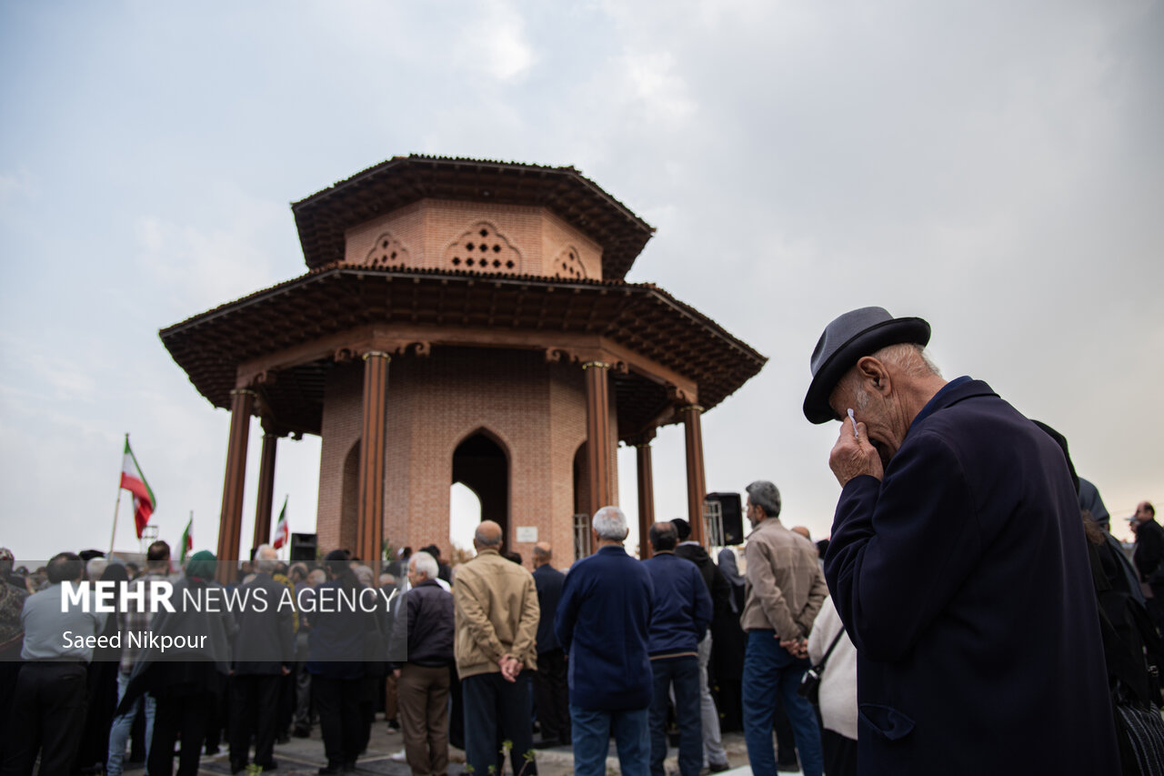 پیکر استاد ناصر مسعودی، هنرمند برجسته، در شهر رشت تشییع شد. این مراسم با حضور جمعی از علاقهمندان به هنر و فرهنگیان برگزار گردید. پیکر استاد ناصر مسعودی، هنرمند برجسته، در شهر رشت تشییع شد. این مراسم با حضور جمعی از علاقهمندان به هنر و فرهنگیان برگزار گردید.