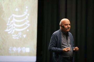 ایرج طهماسب: هنرمند از جزئیات کوچک روایت بزرگ می‌سازد