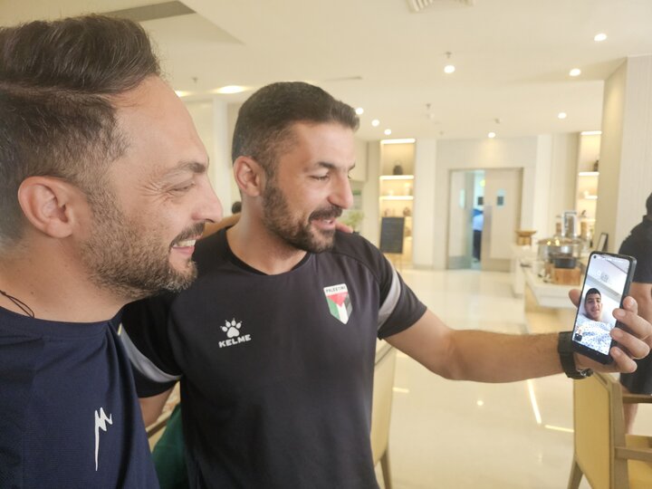 تماس سرمربی تیم فوتبال نوجوانان با بازیکن مصدوم فلسطین