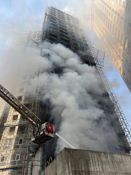 حریق برج در حال ساخت در بزرگراه همدانی مهار شد