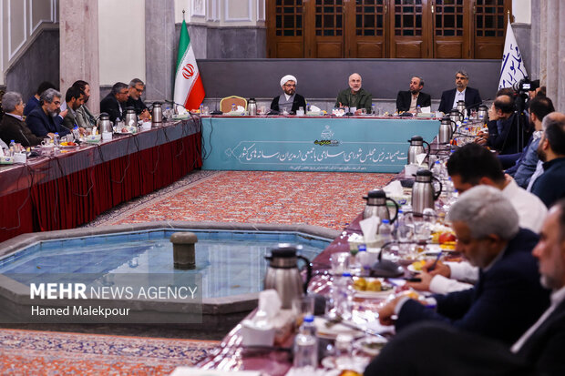 نشست صمیمانه رئیس مجلس با مدیران رسانه‌های کشور